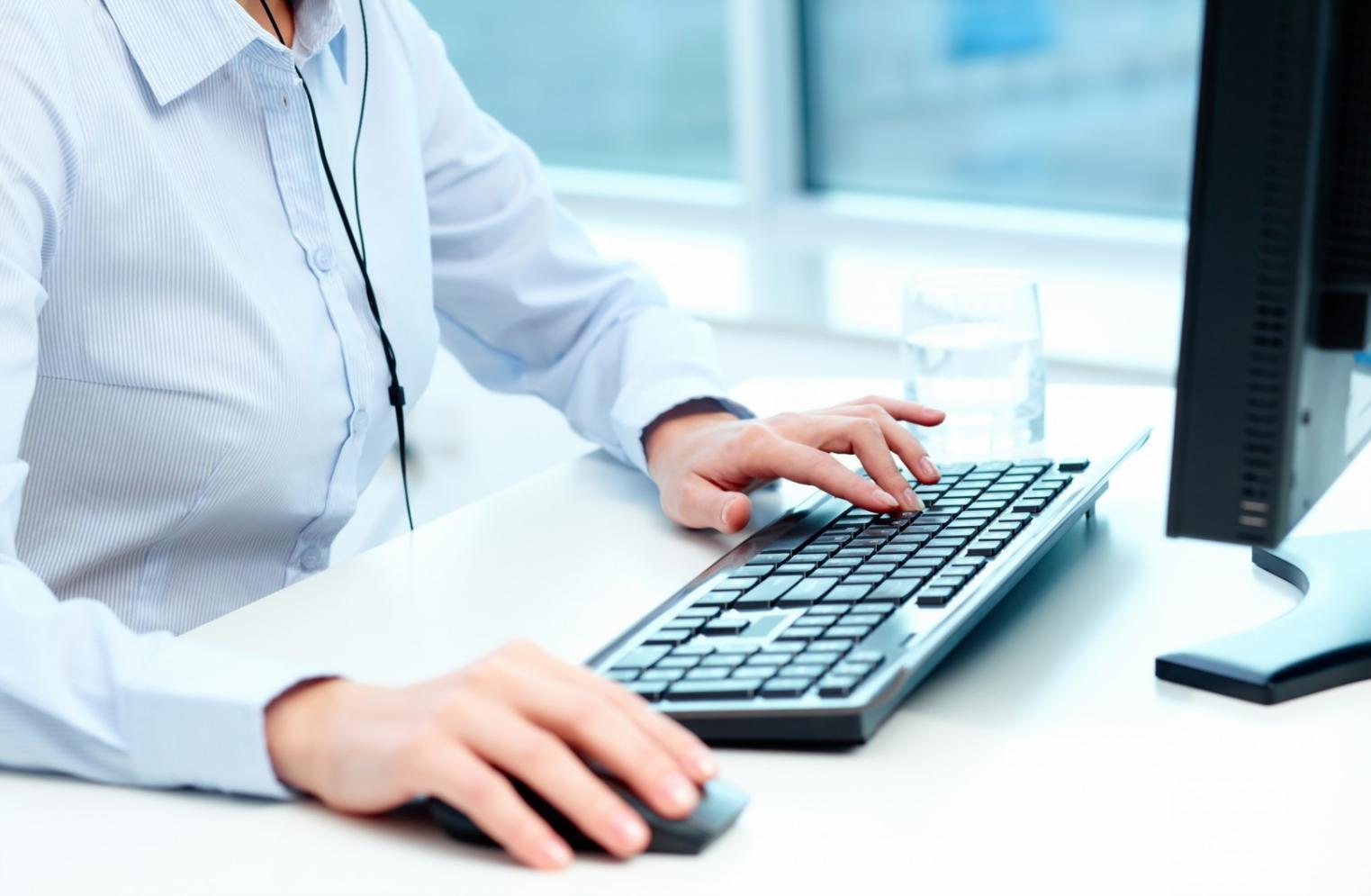 Diskusi analisis laporan keuangan dalam sesi pelatihan tim korporat