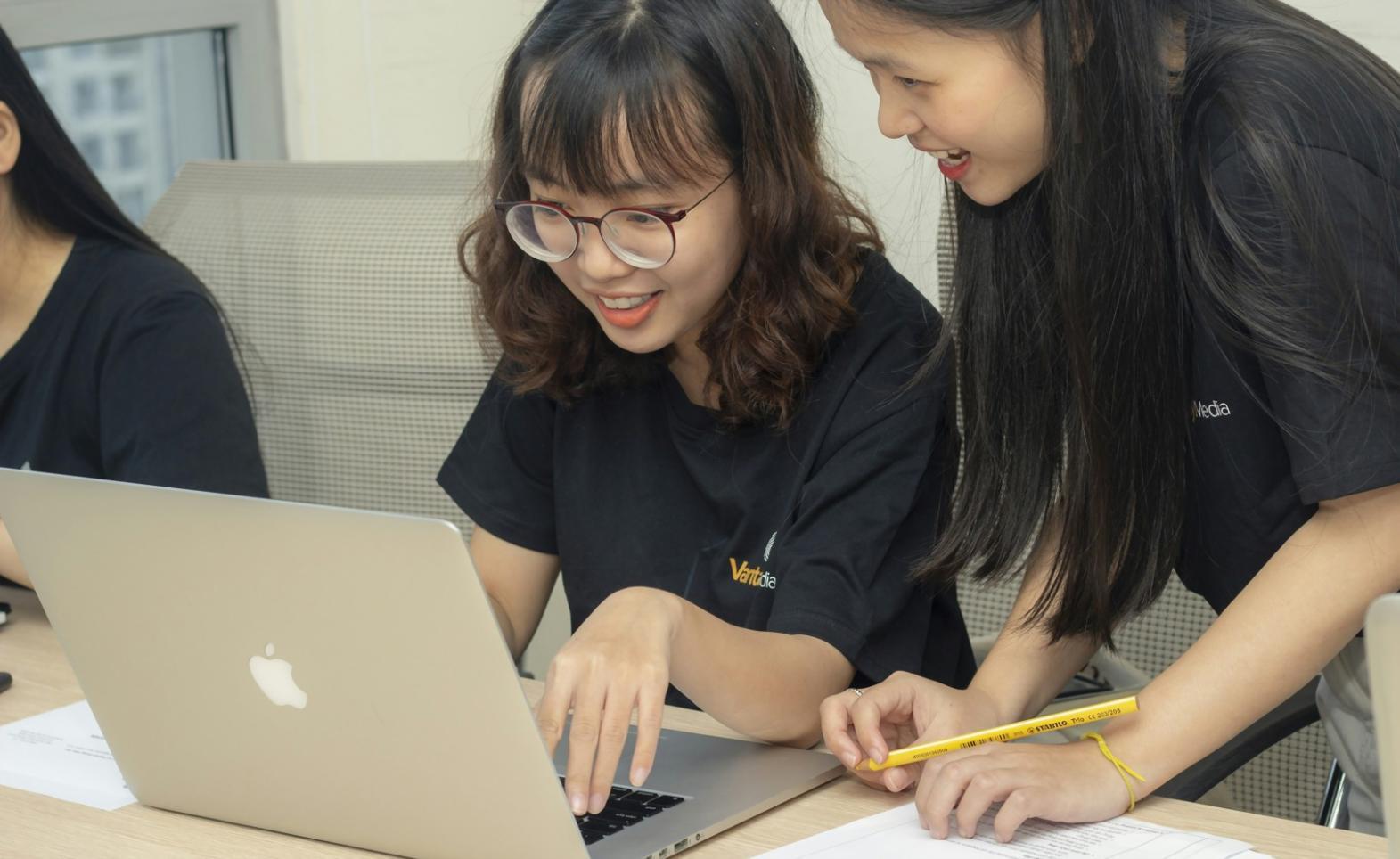 Visualisasi analisis laporan keuangan dengan grafik dan data