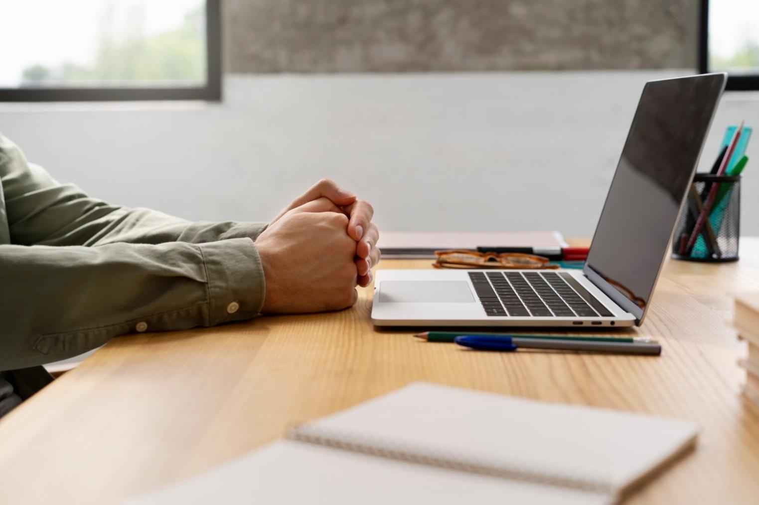 Dashboard analisis pasar dengan indikator teknikal dan fundamental untuk evaluasi saham