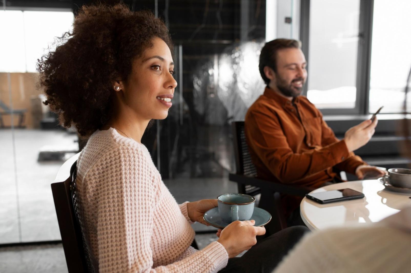 Ruang kelas modern dengan peserta yang sedang belajar analisis keuangan